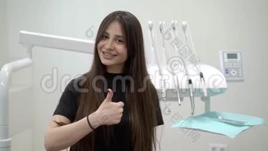 牙科诊所的病人竖起大拇指